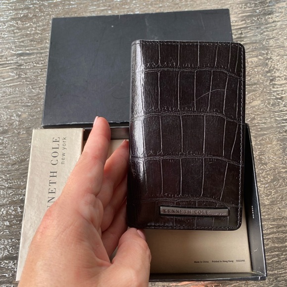 Kenneth Cole New York Dark Brown Croc-Embossed Card Holder Italian Calfskin - Picture 2 of 6